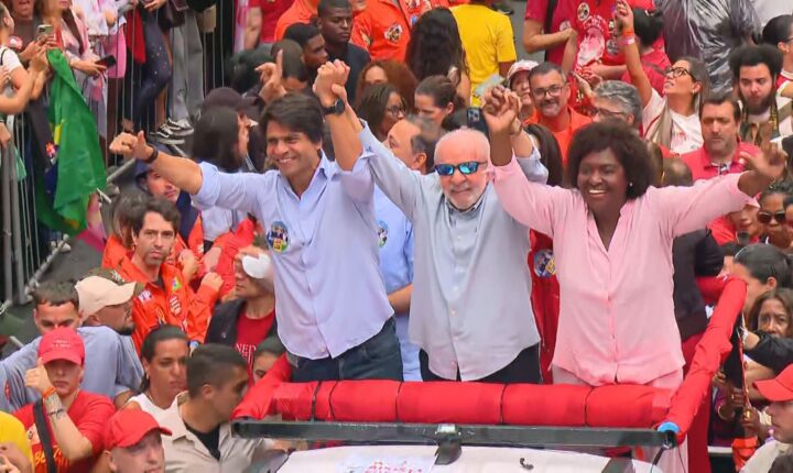 Lula reúne apoiadores em ato de campanha no Centro do Rio de Janeiro