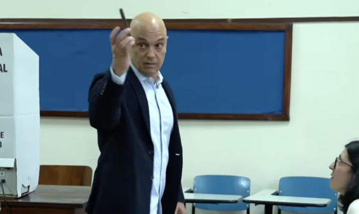 Ao votar, Alexandre de Moraes exibe celular fora da cabine em SP
