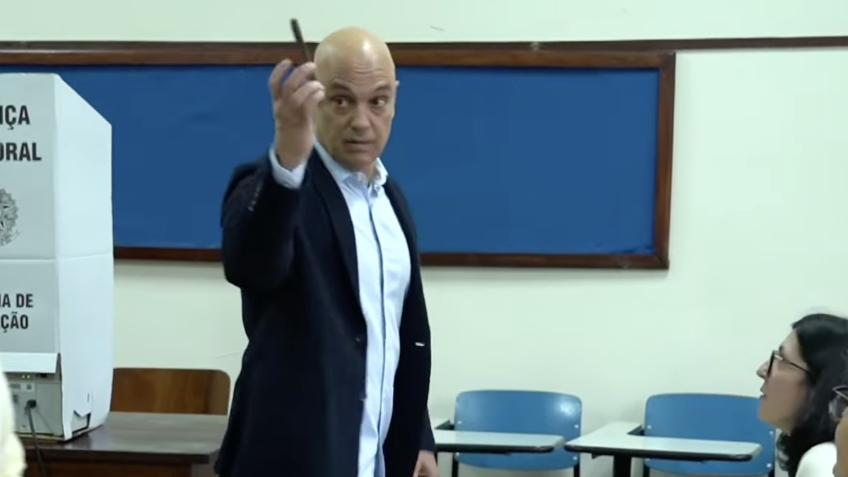 Ao votar, Alexandre de Moraes exibe celular fora da cabine em SP
