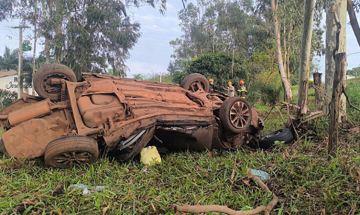 Motorista morre após carro sair da pista, capotar e bater contra eucalipto na BR-376