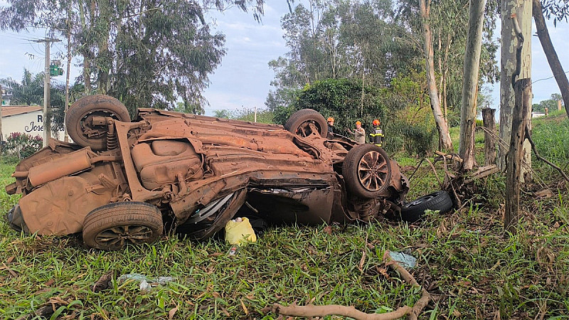 Motorista morre após carro sair da pista, capotar e bater contra eucalipto na BR-376