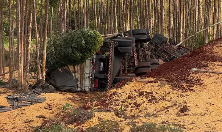 Motorista morre preso às ferragens após carreta tombar na MS-388