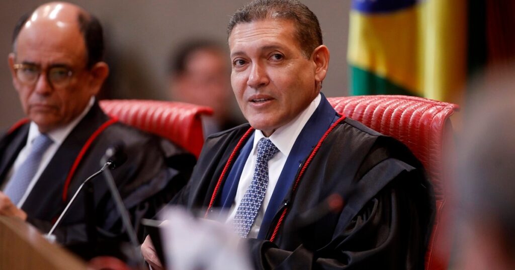 Corregedor-geral do TSE cassa decisão de Nunes Marques e reativa canal de André Janones no WhatsApp