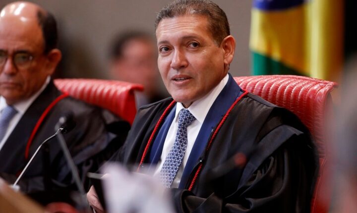 Corregedor-geral do TSE cassa decisão de Nunes Marques e reativa canal de André Janones no WhatsApp