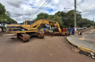 Trabalhos em erosão na Rua Cuiabá são retomados após trégua nas chuvas em Dourados