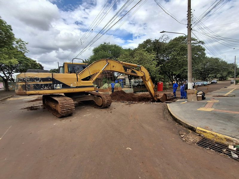 Trabalhos em erosão na Rua Cuiabá são retomados após trégua nas chuvas em Dourados