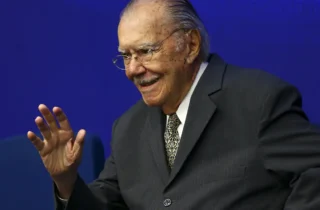 Ex-presidente José Sarney recebe alta hospitalar em São Luís após nove dias internado
