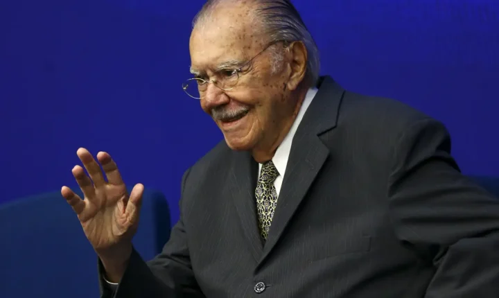 Ex-presidente José Sarney recebe alta hospitalar em São Luís após nove dias internado