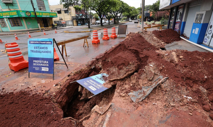 Prefeitura de Dourados aguarda estiagem para retomar obras em cratera na Rua Cuiabá