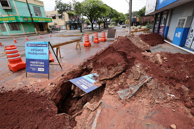 Prefeitura de Dourados aguarda estiagem para retomar obras em cratera na Rua Cuiabá