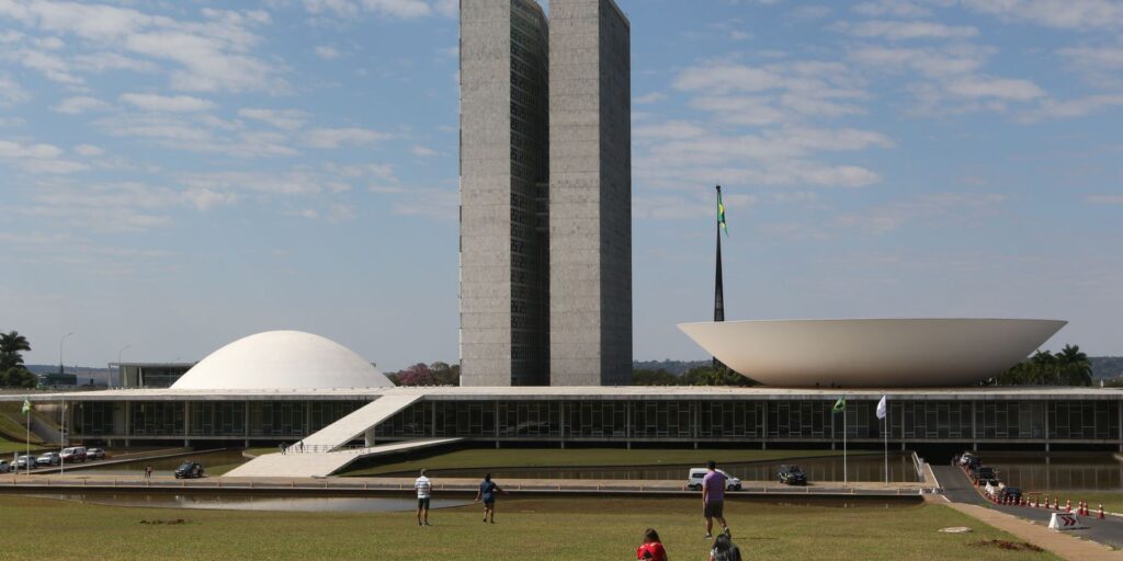 Senado avalia calendário especial para acelerar votação da PEC do fim da escala 6x1