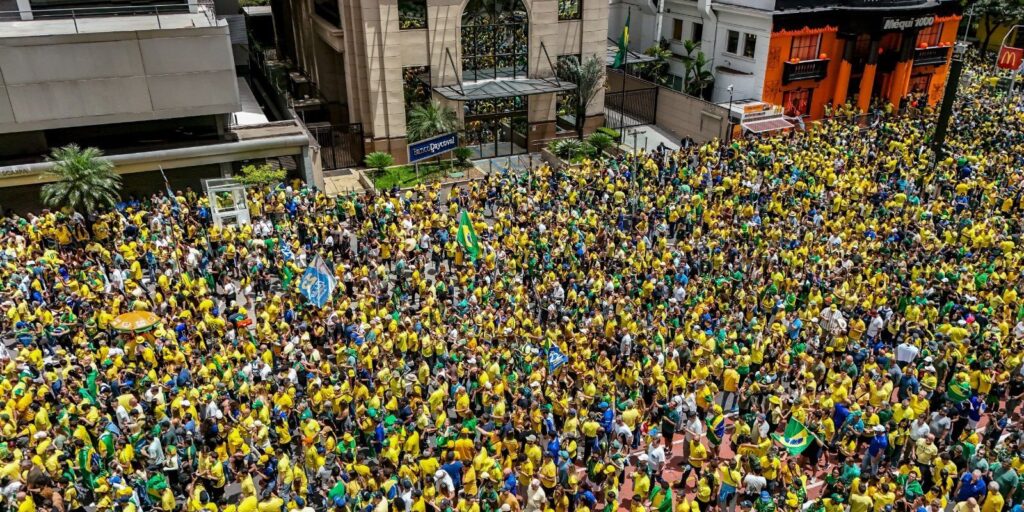 Flávio Bolsonaro realiza ato na Avenida Paulista a uma semana do segundo turno