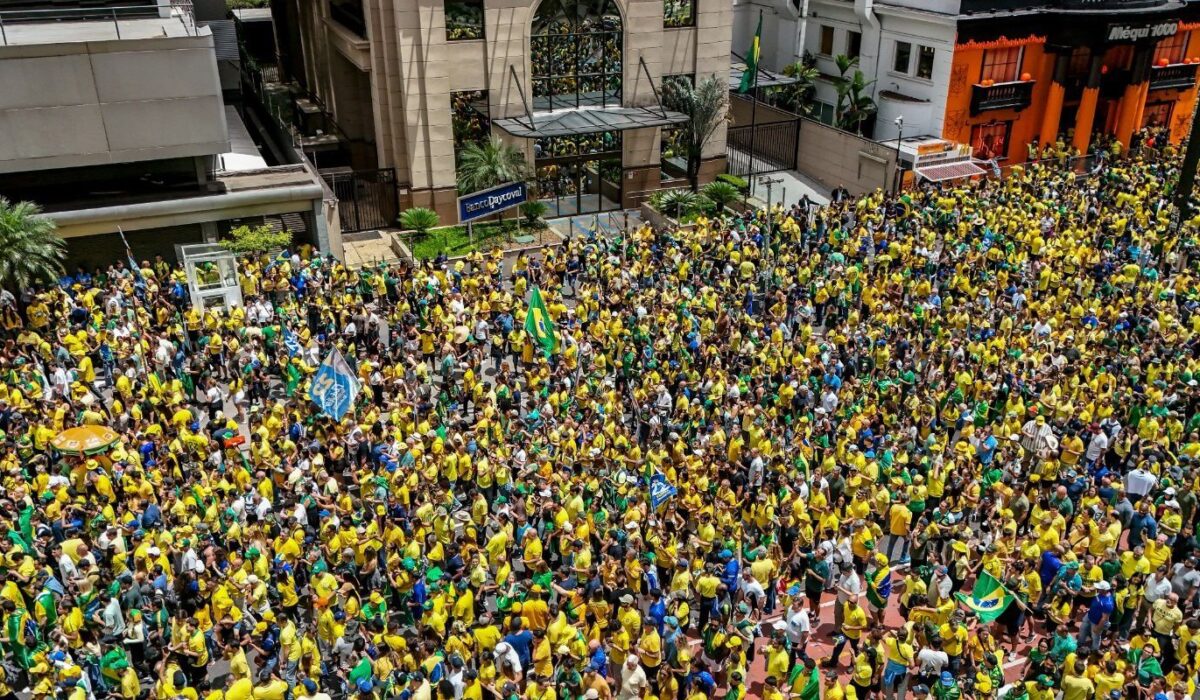 Flávio Bolsonaro realiza ato na Avenida Paulista a uma semana do segundo turno