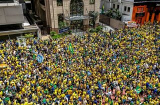 Flávio Bolsonaro realiza ato na Avenida Paulista a uma semana do segundo turno
