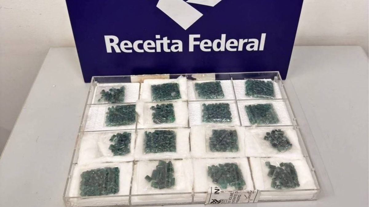 Receita Federal realiza leilão de esmeraldas, iPhones e veículos em São Paulo