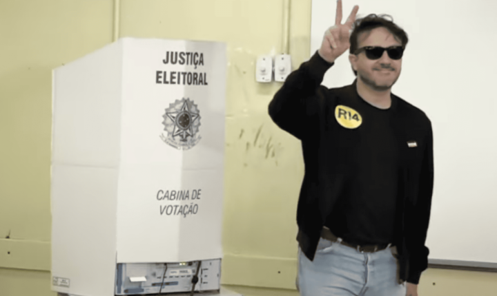 Renan Santos vota na Zona Sul de São Paulo (SP)