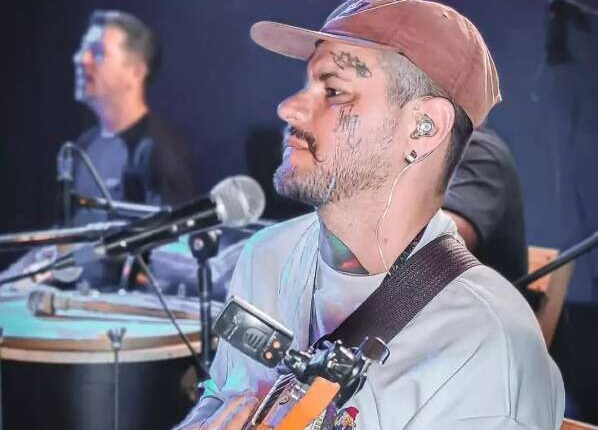 Cavaquinho de presente do pai virou estrada de 25 anos na música