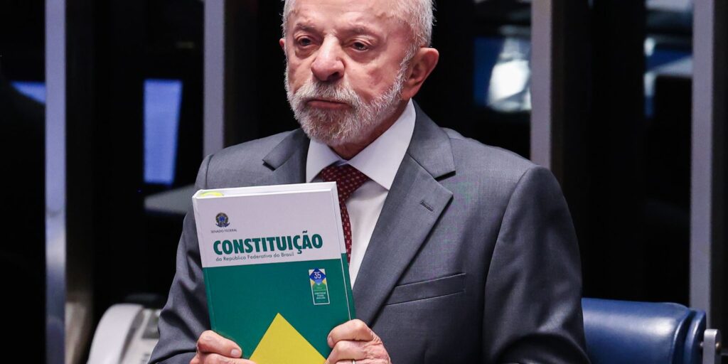Lula faz campanha em Minas Gerais e celebra promulgação do fim da jornada 6x1