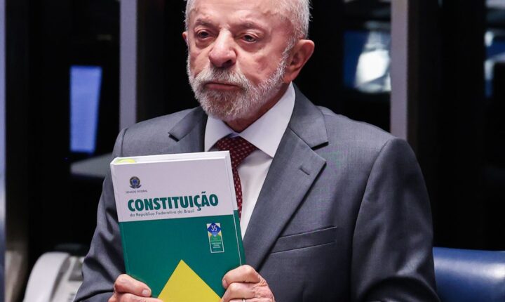 Lula faz campanha em Minas Gerais e celebra promulgação do fim da jornada 6×1