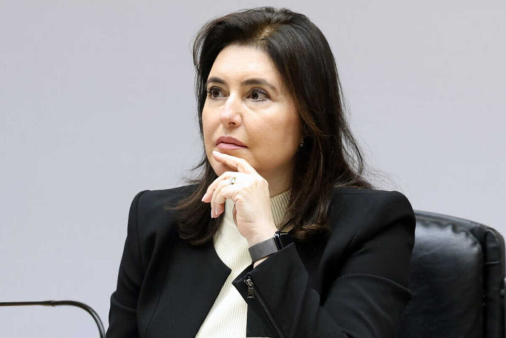 Simone Tebet é cotada para chefiar o Itamaraty e Flávio Bolsonaro deixa o Brasil rumo aos EUA
