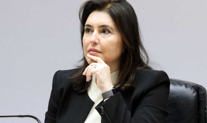 Simone Tebet é cotada para chefiar o Itamaraty e Flávio Bolsonaro deixa o Brasil rumo aos EUA