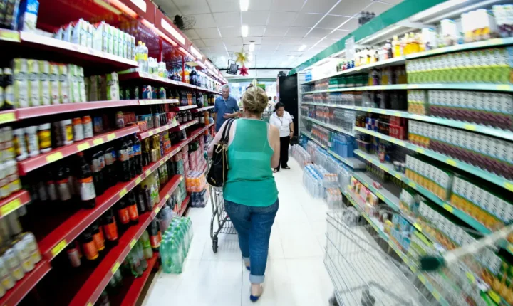 Produção industrial brasileira recua 0,6% de julho para agosto, aponta IBGE
