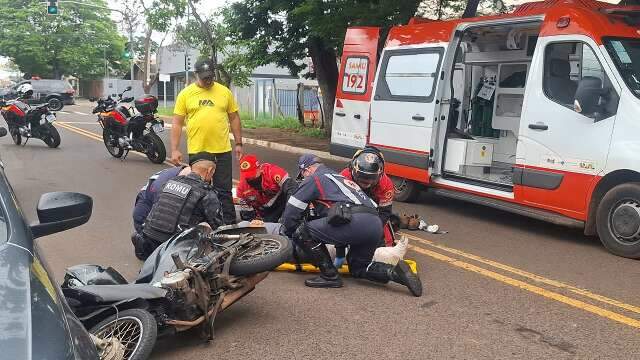 Colisão entre carro e moto deixa mulher ferida na Vila Carlota