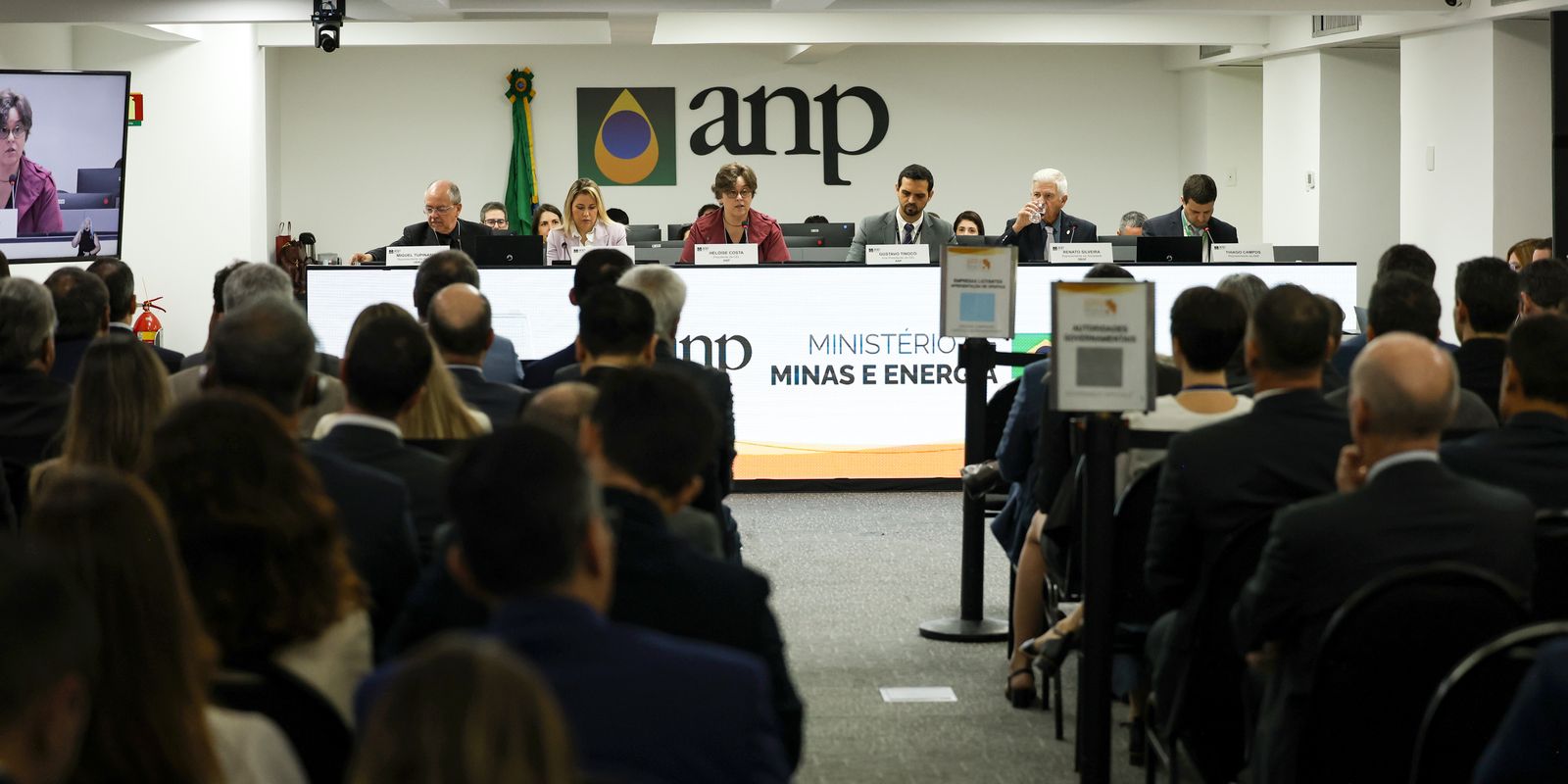 Leilão da ANP arrecada R$ 3 bilhões com a venda de 49 blocos de petróleo e gás