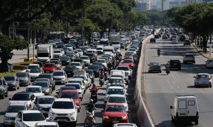 França suspenderá carteira de quem usar celular ao volante
