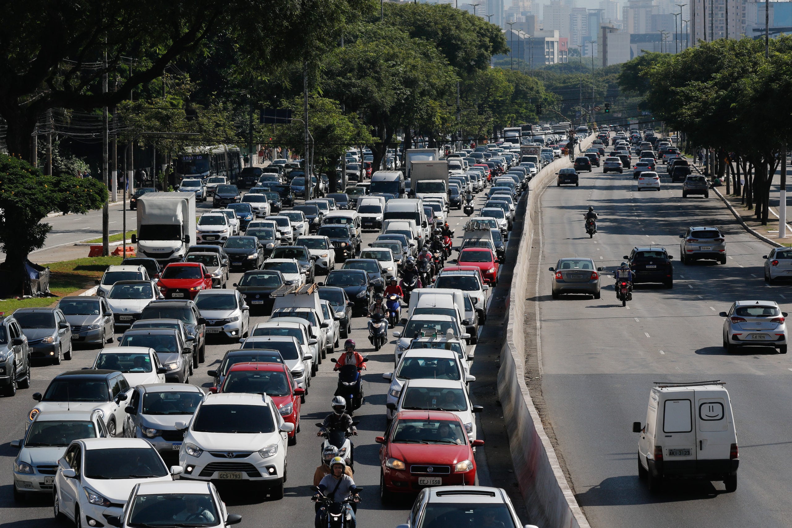 França suspenderá carteira de quem usar celular ao volante