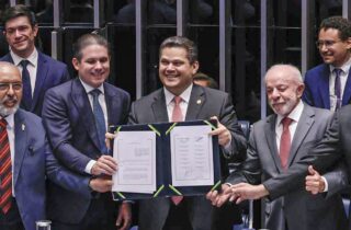 Alcolumbre homenageia Paulo Paim em cerimônia de promulgação do fim da escala 6×1