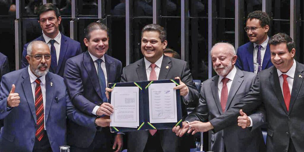 Congresso promulga Emenda Constitucional que encerra escala 6x1 e fixa prazo de 60 dias para o modelo 5x2