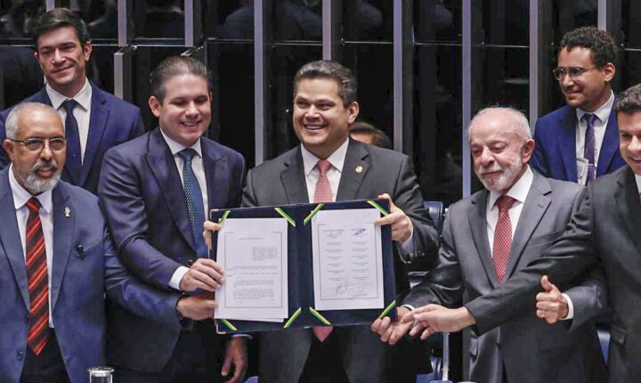 Congresso promulga Emenda Constitucional que encerra escala 6×1 e fixa prazo de 60 dias para o modelo 5×2